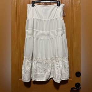 Apostrophe women’s size 12, beautiful lace and ruffle white skirt. W 17 L 30